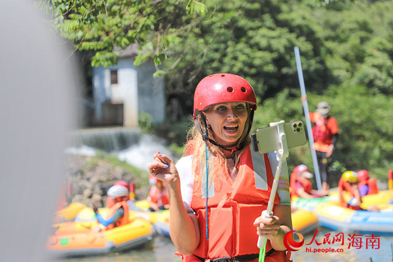 Olga向海外网友介绍五指山漂流。人民网 牛良玉摄.jpg