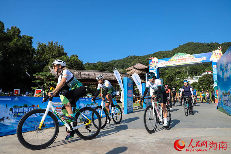 Olga与骑行爱好者们从毛纳村出发，开启五指山“挑战之旅”。人民网 牛良玉摄.jpg