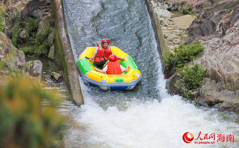 Olga正在体验惊险刺激的峡谷漂流。人民网 牛良玉摄.jpg