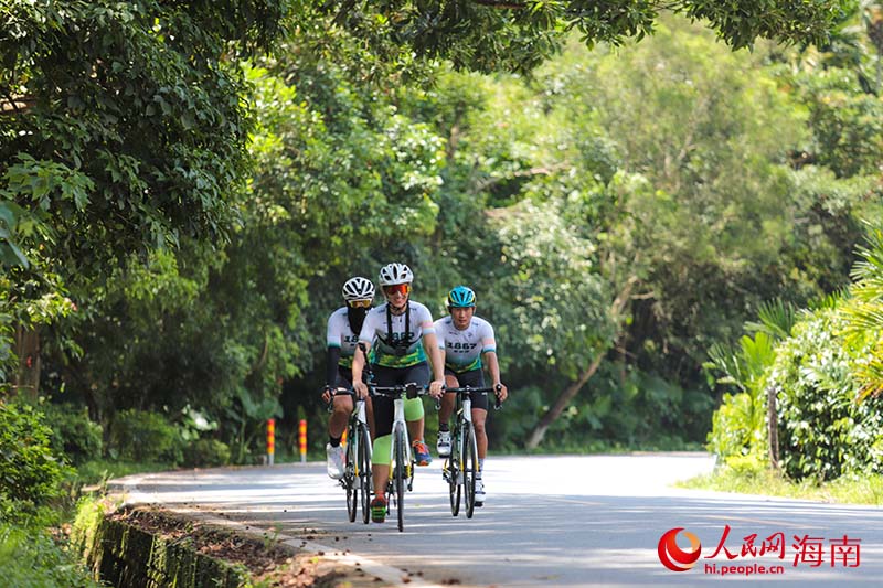 Olga与骑行爱好者们在绿道上骑行，欣赏五指山美丽风光。人民网 牛良玉摄.jpg