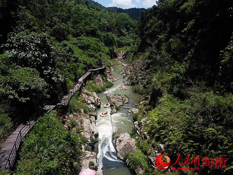 惊险刺激的峡谷漂流。人民网 牛玉良摄.jpg