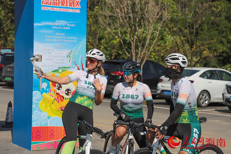 Olga与骑行爱好者们交流此次骑行体验感受。人民网 牛良玉摄.jpg